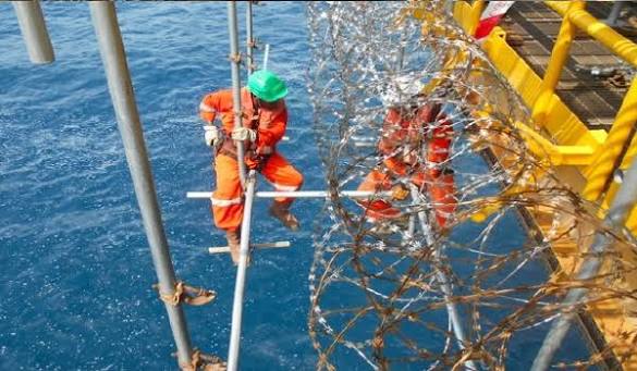 Offshore platform rigging